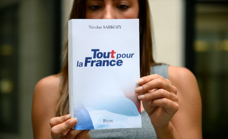 Paris (AFP). Sarkozy et son livre "tout en muscles" à la Une de la presse