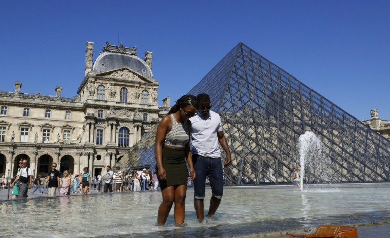 Paris (AFP). Canicule: les Français rasent les murs et boivent de l'eau