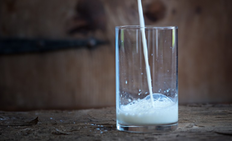 Crise du lait : Lactalis annonce une augmentation du prix et demande l'évacuation des agriculteurs