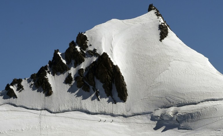 Chamonix (France) (AFP). Sur le Mont-Blanc, un forage de glace pour la science du futur