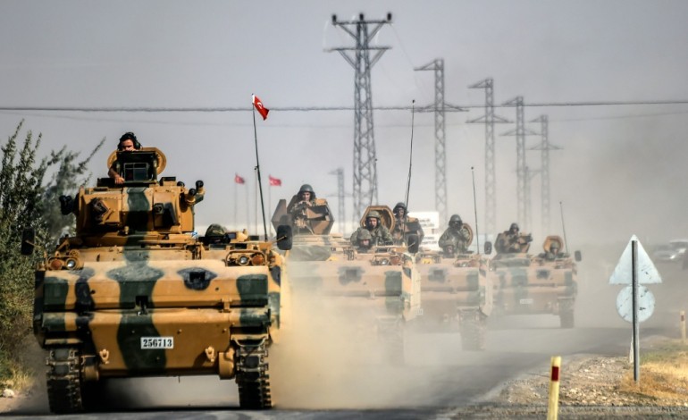 Karkamis (Turquie) (AFP). La Turquie envoie de nouveaux chars dans le nord de la Syrie 