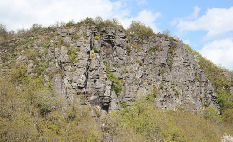 A Clécy (Calvados), il chute de 10 mètres sur la paroi d'escalade