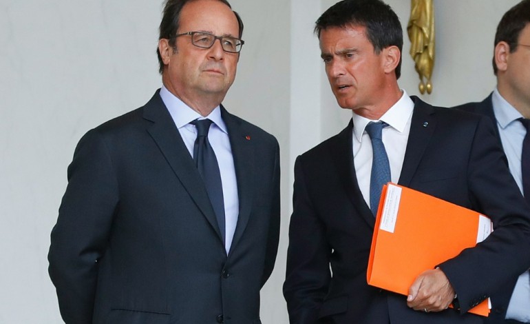 Paris (AFP). Popularité : Hollande perd 1 point, Valls en gagne 3