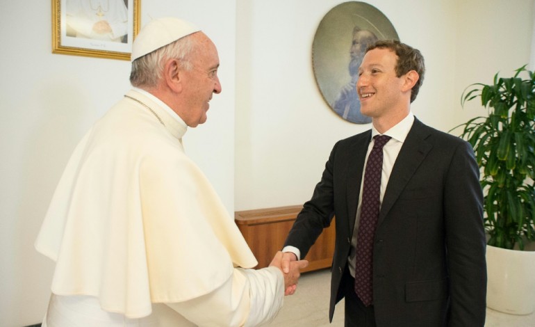 Cité du Vatican (AFP). Le pape parle d'aide aux pauvres avec le patron de Facebook