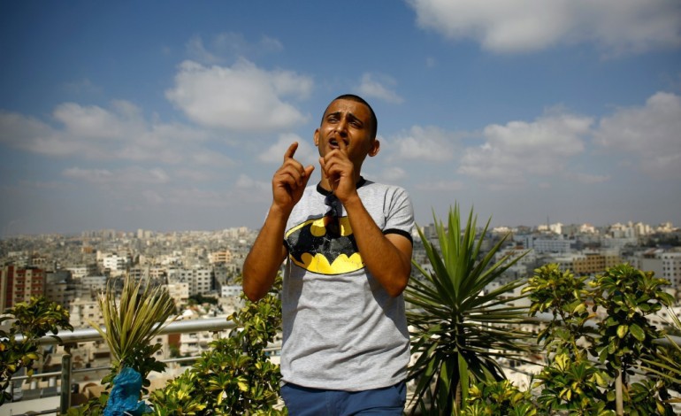 Rafah (Territoires palestiniens) (AFP). A Gaza, Adel Mechoukhi chante les chats et la lessive contre la déprime