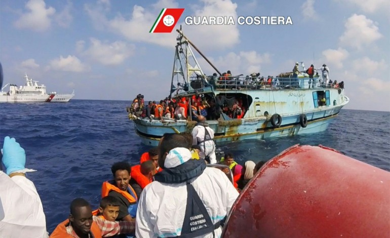 Rome (AFP). Migrants: nouveaux secours après une journée record en Méditerranée