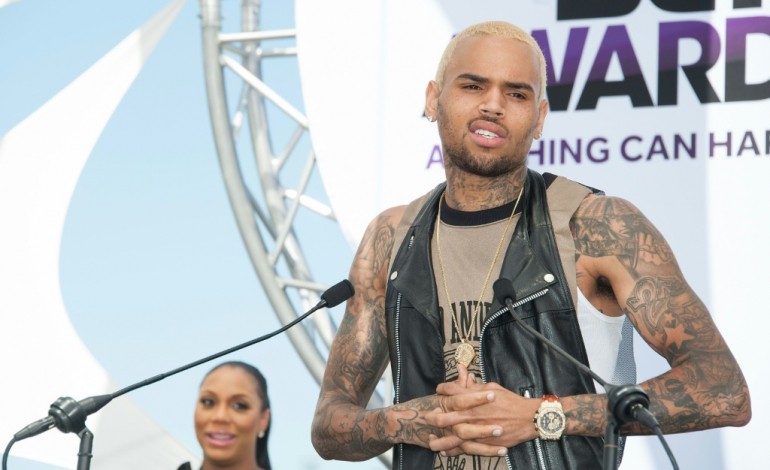 Washington (AFP). Etats-Unis: le chanteur Chris Brown relâché contre une caution de 250.000 dollars