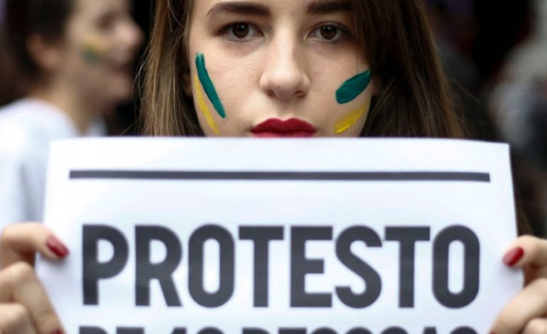 Sao Paulo (AFP). Brésil: des dizaines de milliers de manifestants pro-Rousseff à Sao Paulo