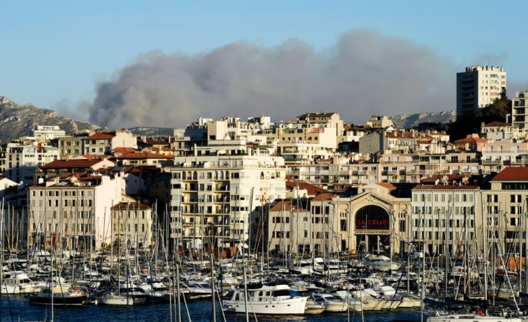 Marseille (AFP). Le feu près de Marseille "en bonne voie" d'être maîtrisé