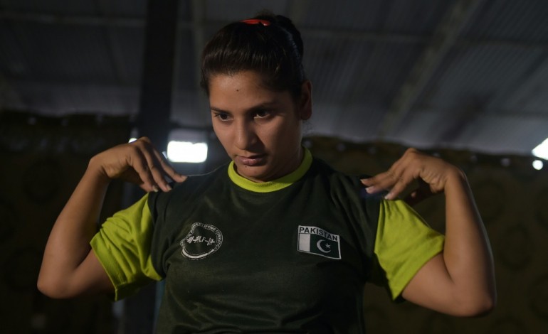 Lahore (Pakistan) (AFP). Au Pakistan, pas facile d'être femme, chrétienne et haltérophile