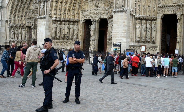 Paris (AFP). Deux personnes en garde à vue après la découverte de bonbonnes de gaz près de Notre-Dame