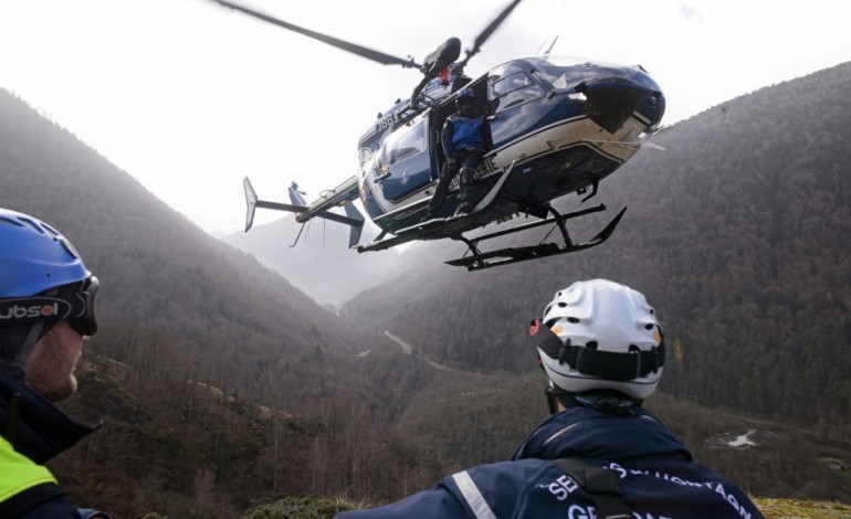 Courmayeur (Italie) (AFP). Télécabines bloquées dans le Mont-Blanc: les secours reprennent