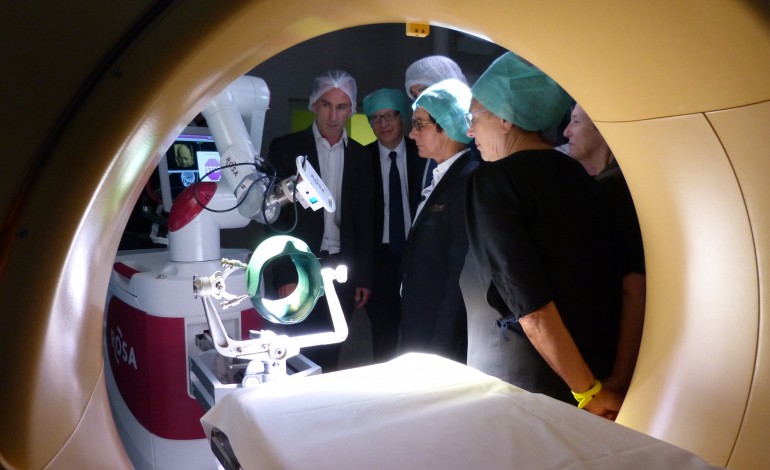Unique en Normandie : le robot de neurochirurgie Rosa intervient sur votre cerveau