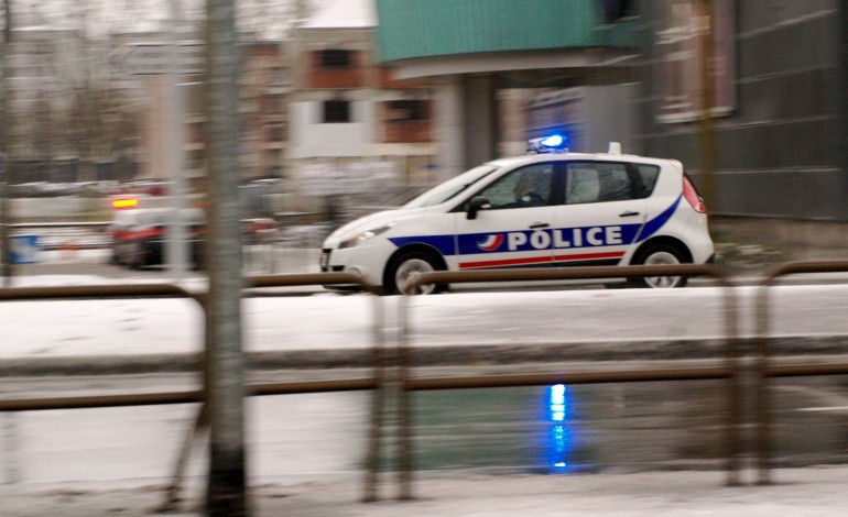 Rouen : il percute un rond-point au volant d'une voiture volée