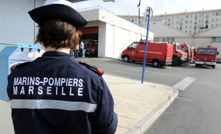 Marseille (AFP). Marseille: un mort et quatre blessés dans la chute d'un canot de sauvetage