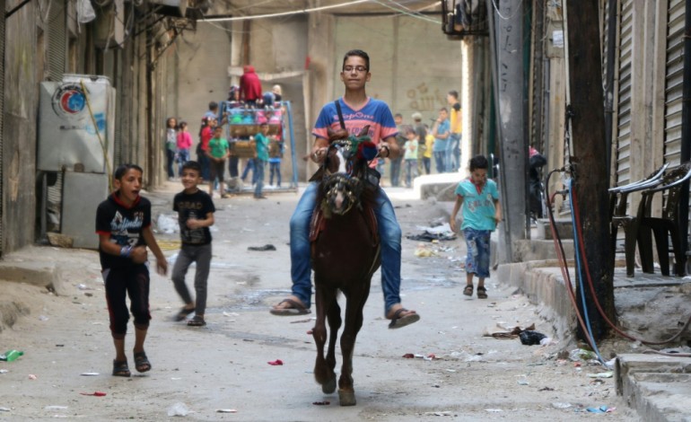 Alep (Syrie) (AFP). A Alep, les enfants retrouvent le sourire mais ont le ventre vide 