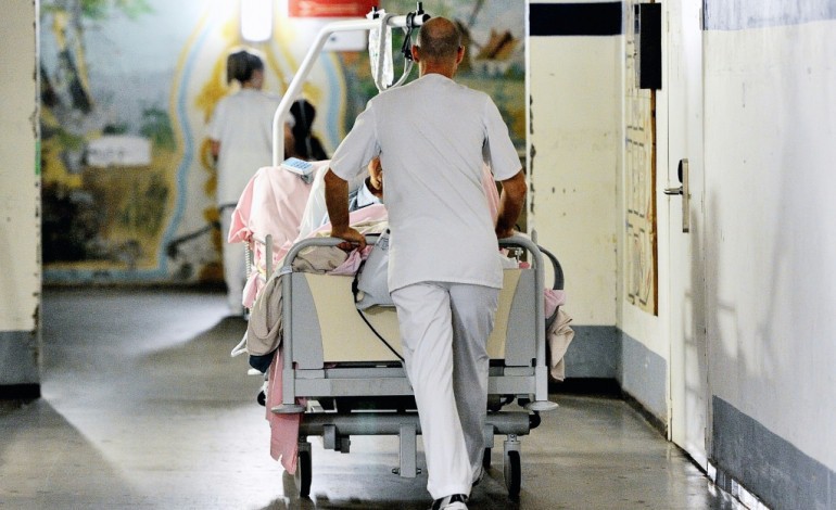 Paris (AFP). Hôpital: les infirmiers tirent la sonnette d'alarme