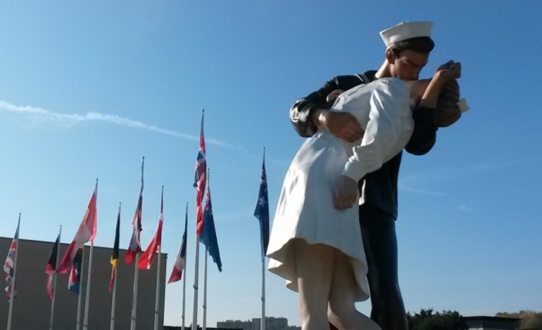La scuplture monumentale "The Kiss" quittera le Mémorial de Caen début octobre