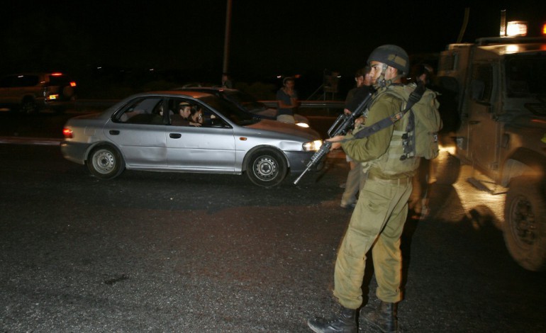 Jérusalem (AFP). Deux Palestiniens commettent une attaque contre un arrêt de bus, l'un d'eux abattu 
