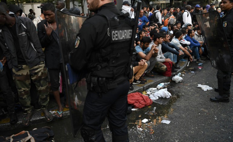 Paris (AFP). Campement de migrants à Paris: près de 2.100 personnes évacuées