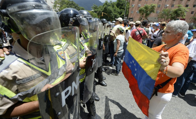 Caracas (AFP). Venezuela: casseroles à la main, l'opposition exige un référendum