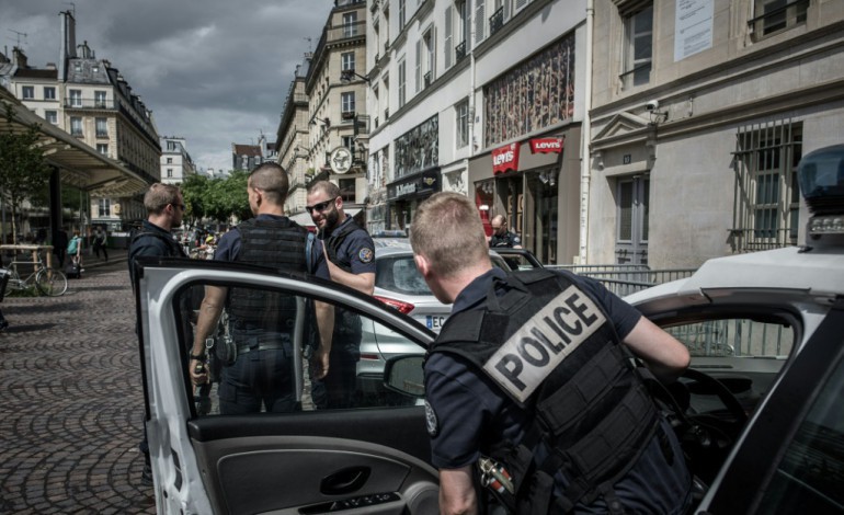Paris (AFP). Fausse alerte terroriste à Paris: un adolescent de 16 ans interpellé