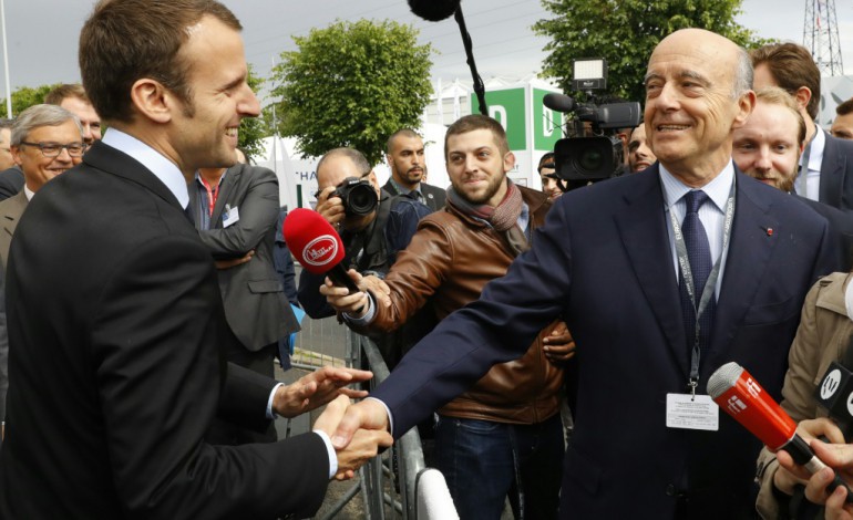 Paris (AFP). Hollande au plus bas, Valls gagne du terrain, Juppé et Macron toujours populaires