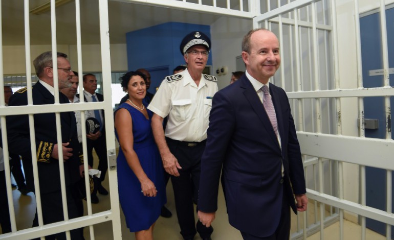 Paris (AFP). Un prisonnier par cellule? Le ministre de la Justice fait le point 