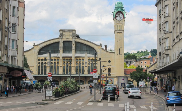 Rouen : ils escaladent le toit de la gare en se tenant à des câbles électriques