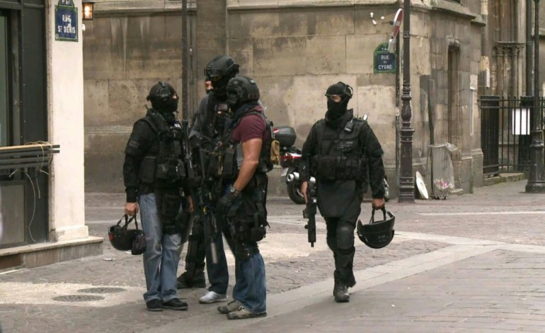 Paris (AFP). Fausse alerte terroriste à Paris: deux adolescents  interpellés