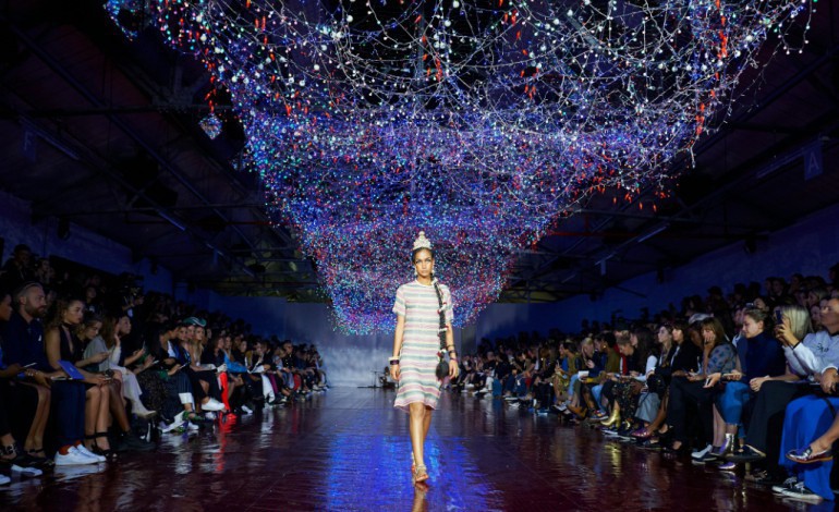 Londres (AFP). Volants, rayures et ventes instantanées: la Fashion Week de Londres en un coup d'oeil