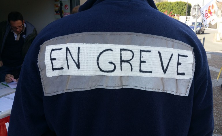 Orne : les ambulanciers et infirmiers du SMUR d'Alençon en grève