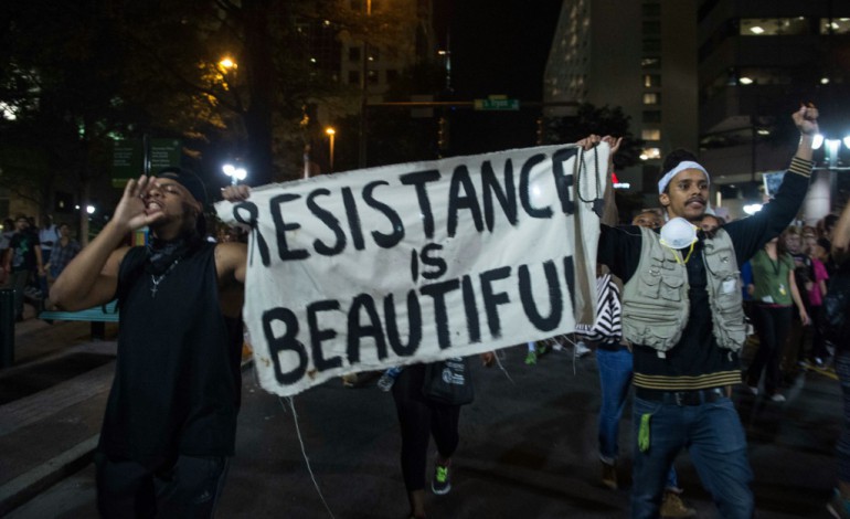 Charlotte (Etats-Unis) (AFP). Etats-Unis: des centaines de manifestants à Charlotte en dépit du couvre-feu
