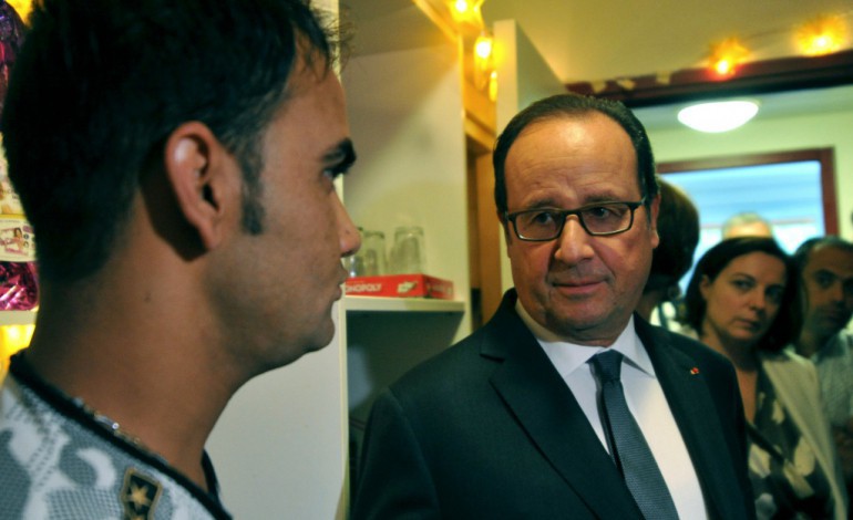 Tours (AFP). Migrants: la France ne sera pas un pays "de campements", réplique Hollande à la droite