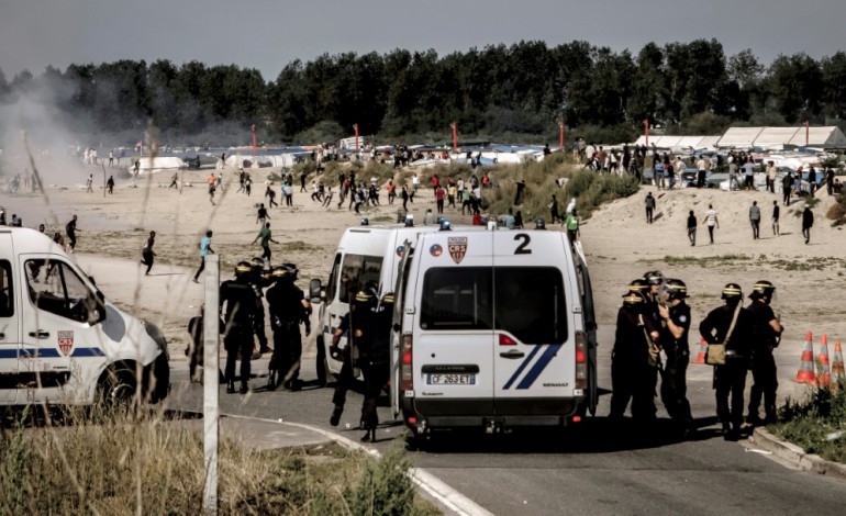 Calais (AFP). Hollande à Calais sur fond de polémique sur l'accueil des migrants