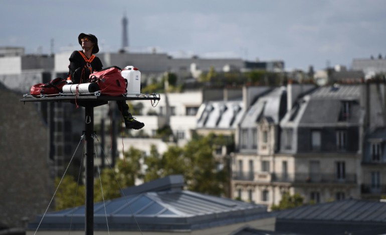 Paris (AFP). Du haut de sa "vigie", Abraham Poincheval guette la Nuit Blanche