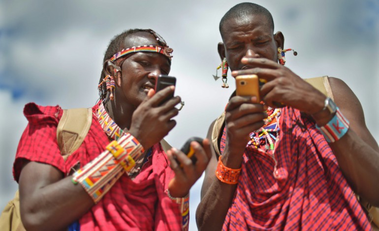Réserve de Selenkay (Kenya) (AFP). Kenya: des Masaï "gardiens de lions" troquent leur lance pour un GPS