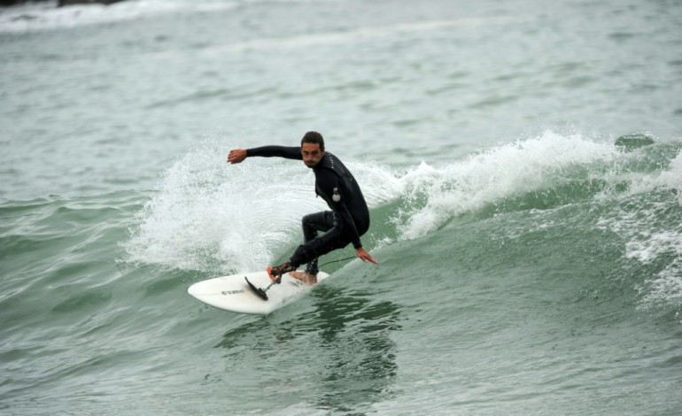 Saint-Jean-de-Luz (France) (AFP). Eric Dargent, un surfeur amputé qui repart à l'assaut des vagues