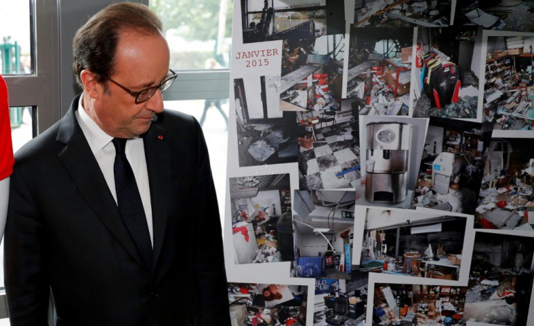 Dammartin-en-Goële (France) (AFP). Charlie Hebdo: Hollande décore les deux rescapés de l'imprimerie