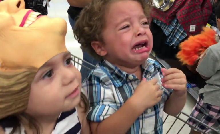 VIDEO - Elle traumatise son enfant avec un masque de Donald Trump