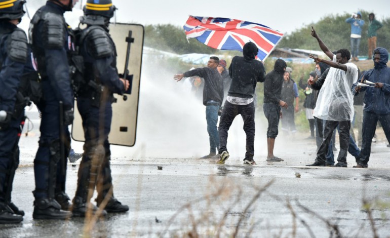 Calais (AFP). Heurts à la "Jungle" de Calais, 3 CRS légèrement blessés