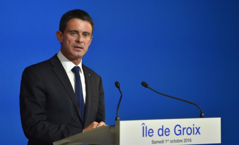 Paris (AFP). Valls sonne la mobilisation en faveur du vrai-faux candidat Hollande