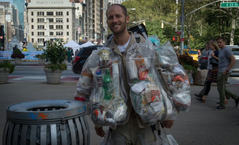 New York (AFP). A New York, un homme-ordures pour éveiller les consciences