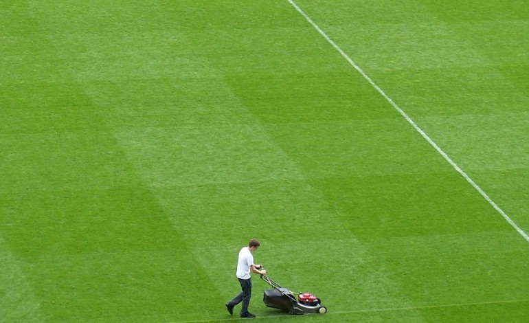 Le jardinier tond la pelouse synthétique du stade, une boulette à 800 000 euros