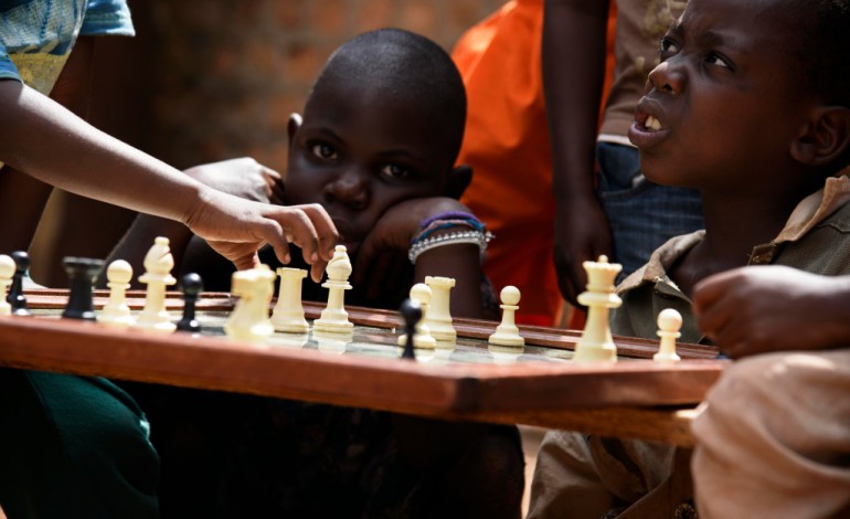 Kampala (AFP). Ouganda: reine des échecs, un passeport pour quitter le bidonville