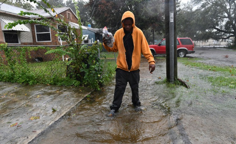 Jacksonville (Etats-Unis) (AFP). L'ouragan Matthew continue de frôler dangereusement la côte est des Etats-Unis