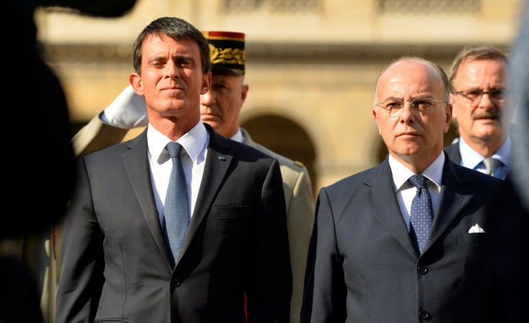 Savigny-sur-Orge (AFP). Policiers attaqués: Valls et Cazeneuve dans des commissariats de l'Essonne