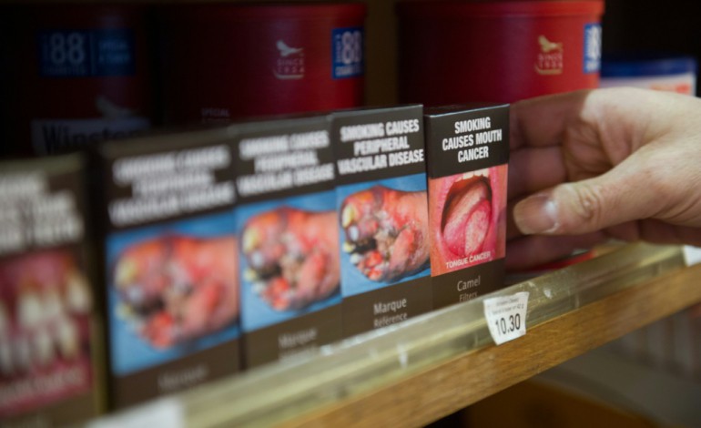Paris (AFP). Les premiers paquets de cigarettes neutres arrivent chez les buralistes