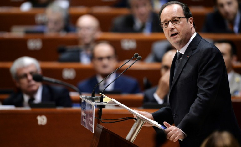 Paris (AFP). Hollande appellerait à voter pour Sarkozy face à Le Pen (livre)