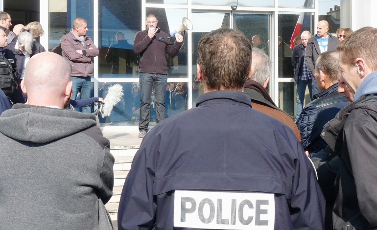 Caen. Calvados : à Caen, les policiers rassemblés en signe de solidarité avec leurs collègues de l'Essonne